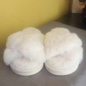 White Fur Crisscross Slides Size 8 (38)
